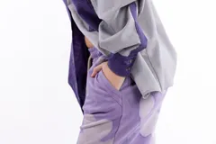 Pantalón de pierna ancha con estampado floral en tonos violeta y lila. Presenta una pretina elástica con cordón ajustable, bolsillos laterales y un diseño de corte holgado.