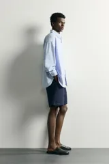 Bermuda relaxed fit de algodón azul marino, con cintura elástica combinada y cordón de ajuste ajustable, bolsillos laterales.