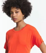 Remera básica de viscosa color naranja, con cuello redondo y mangas cortas cuadradas sin sisas.