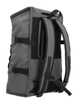 Mochila RKF de diseño técnico en color gris, confeccionada en poliéster reciclado repelente al agua. Presenta un compartimento principal con cierre, sistema de cordones elásticos frontales, bolsillo lateral de malla, correas ajustables y detalles en negro.