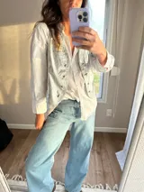 Chaleco de cuero ovino italiano color plateado con tachas y botones metálicos.