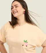 Blusa de corte boxy color beige con rayas finas horizontales, cuello redondo y mangas cortas con dobladillo. Presenta un delicado bordado de cajú en el pecho.
