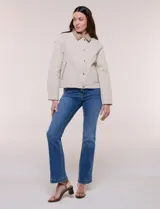 Campera acolchada capitoneada, marca Michael Kors, de color beige con cuello camisero de gamuza en contraste. Cuenta con cierre frontal de botones a presión metálicos, bolsillos laterales inclinados con ribetes de gamuza y mangas largas.