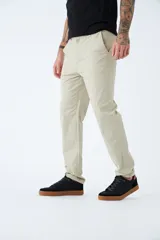 Pantalón chino de gabardina color negro, de corte regular, con logo bordado.
