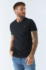 Remera básica de hombre con escote en V y manga corta. Presenta un diseño liso con logo bordado en el pecho.