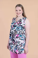 Blusa sin mangas con cuello drapeado y estampado abstracto multicolor.