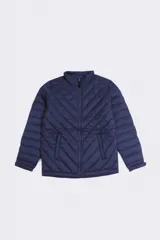 Campera matelaseada de diseño chevron, con cuello alto, cierre frontal completo y puños elásticos.