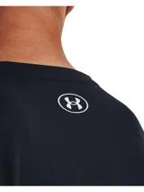 Remera deportiva Under Armour de manga corta, confeccionada en tejido Tech ultrasuave de secado rápido. Presenta un diseño liso en color negro con el logo de la marca estampado en el centro del pecho.