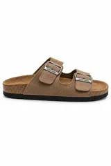 Sandalias de dos tiras marca Ecko Untd., color beige con hebillas metálicas negras y suela de diseño anatómico con base de corcho y fondo negro.