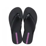 Sandalias tipo ojota Ipanema, color negro, con tiras de tela trenzada y detalle de logo en color rosado.