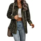 Sobre camisa de pana con estampado animal print, cuello camisero, mangas largas y cierre frontal con botones.