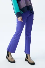 Pantalón jean de tiro medio/alto color celeste, de corte recto y terminación desflecada.