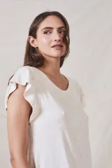 Vestido corto color crudo, de corte recto y mangas cortas con volados.