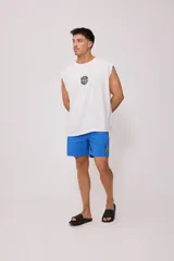 Short de baño tipo volley, color morado/rosado, con cordón ajustable en la cintura y un pequeño parche estampado en la pierna derecha.