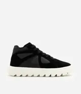 Championes de corte medio confeccionados en poliuretano negro, con diseño de paneles combinados y perforaciones laterales. Presentan cierre con cordones y una suela track alta de color blanco con relieve.