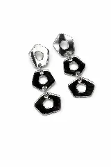 Aros colgantes compuestos por tres eslabones geométricos en forma de pentágono, con acabado espejado y centro en color negro.