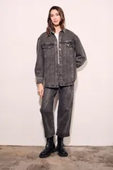 Sobrecamisa oversize de jean color gris oscuro con tachas plateadas en cuello y bolsillos.