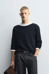 Jersey de manga larga, color azul marino, con cuello barco y calce relajado. Tejido en algodón con acabado mercerizado.