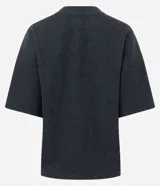 Blusa de corte oversized, color negro, con cuello redondo y mangas cortas. Confeccionada en una mezcla de poliéster y algodón.