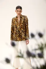 Blazer cruzado con estampado animal print, de corte clásico y solapas amplias.