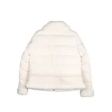 Campera de diseño híbrido en color blanco, que combina paneles acolchados en las mangas con cuerpo de gamuza sintética. Presenta cuello, puños y ruedo con detalles en piel sintética tipo corderito, cierre frontal completo y bolsillos laterales con cierre.