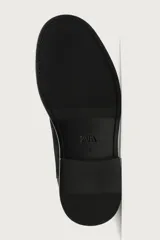 Bota chelsea de cuero con acabado de serraje color negro, con elásticos laterales y tira trasera para facilitar el calce.