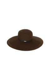 Sombrero de ala ancha color marrón con detalle de cinta decorativa oscura y placa metálica pequeña.