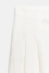 Pantalón ancho confeccionado en hilatura con lino, color blanco, de tiro alto con detalle de pinzas y lazada en la cintura.