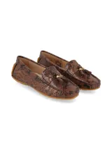 Mocasines de cuero con textura de reptil en tonos marrones, con detalle de flecos y herraje metálico dorado en el empeine.