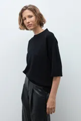 Sweater de punto color ciruela, con cuello redondo, mangas 3/4 y corte holgado.