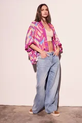 Kimono oversize de viscosa con estampado abstracto en tonos fucsia, beige, celeste y naranja.