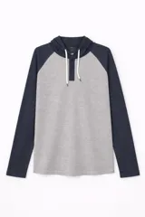 Remera de manga larga tipo raglán con capucha, confeccionada en tejido gris jaspeado con mangas y capucha en azul marino. Presenta un cierre frontal parcial con botones y cordones ajustables en la capucha.