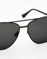 Lentes de sol unisex Hawkers modelo LAX, con montura metálica negra y lentes polarizadas negras.