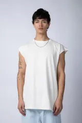 Musculosa blanca de algodón, con corte relajado y mangas cortadas al estilo de una sudadera sin mangas.