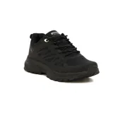 Zapatillas urbanas negras con suela gruesa y cordones.