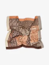 Pañuelo cuadrado negro con estampado paisley en blanco y gris, y bordes deshilachados.