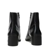 Botas de caña baja marca Bottero, confeccionadas en cuero negro con acabado liso. Presentan un diseño minimalista con cierre lateral, punta redondeada y taco cuadrado de altura media.