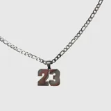 Collar de acero con dije colgante en forma de número 23 y cadena de eslabones tipo Figaro.