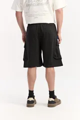 Bermuda cargo de algodón sin frisa color beige, con cintura elastizada, cordón ajustable y amplios bolsillos laterales con solapa.