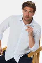 Camisa de manga larga con rayas verticales celestes y blancas, corte slim y botones personalizados.