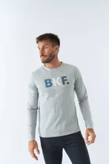 Remera gris de manga larga con cuello redondo y estampado frontal con las letras "BKF" en azul y negro.