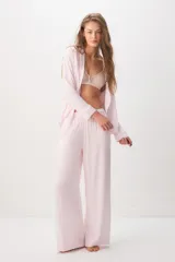 Pijama rosado de 100% viscosa con diseño a rayas sutiles, compuesto por una camisa de manga larga con cuello solapa y botones delanteros, y un pantalón largo de corte holgado con cintura elástica y cordón ajustable. Presenta un pequeño detalle bordado de corazón rojo en el pecho de la camisa.
