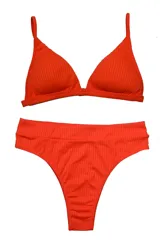 Top de bikini naranja vibrante, tejido acanalado, con copas triangulares y tirantes finos ajustables.