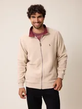 Campera de polar bordó con cierre frontal completo, cuello alto y puños elásticos. Presenta un diseño liso con logo bordado en el pecho.