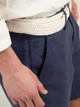 Bermuda lisa color verde agua, marca El Ganso, corte regular fit, con bolsillos laterales y traseros con cintas insertadas. Tinte pigmentario consiguiendo un color desgastado.