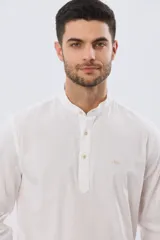 Camisa de lino y algodón color blanco, con cuello mao, manga larga y medio cierre frontal con botones.