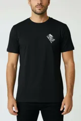 Remera de manga corta y cuello redondo, color blanco, de corte holgado, con estampa pequeña de un velero en el pecho.