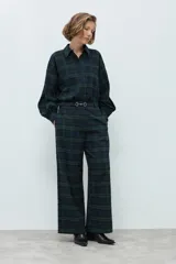 Pantalón de corte recto y tiro alto con estampado de cuadros escoceses en tonos verde y azul marino.