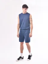 Short deportivo de corte recto, confeccionado en tejido técnico ligero y transpirable, con cintura elástica y ajuste cómodo.