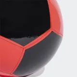 Pelota de fútbol Adidas Universadi con cubierta de TPU cosida a máquina y cámara de butilo. Diseño con paneles rojos y negros, y logo de las 3 Franjas en negro.